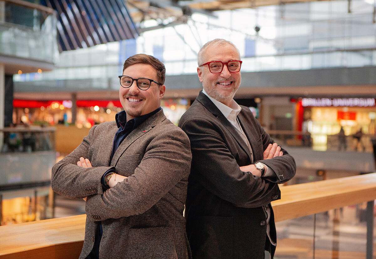 Generationenwechsel im ATRIO Villach: Richard Oswald (re.) übergibt mit 1.5.2026 die Leitung der beliebten Villacher Shopping-Destination an seinen bisherigen Stellvertreter Oliver Steiner.