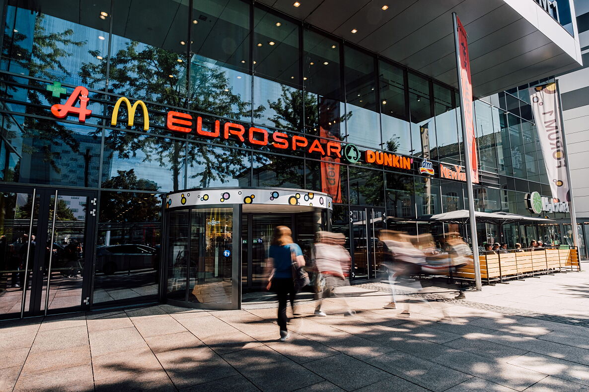 FORUM 1_Haupteingang_Hbf_c_Perkles Bildtext: Das FORUM 1 – Ihr Nr. 1 Shopping-Center am Salzburger Hauptbahnhof 