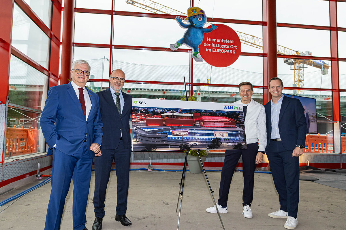 v.l.n.r. Mag. Marcus Wild (SPAR Immobilienvorstand), Mag. Christoph Andexlinger (SES-CEO und EUROPARK-Geschäftsführer), Robert Steiner (Steiner Kidsentertainment) und Mag. (FH) Manuel Mayer (EUROPARK Center-Manager) in der Baustelle des neuen PLANET LOLLIPOP