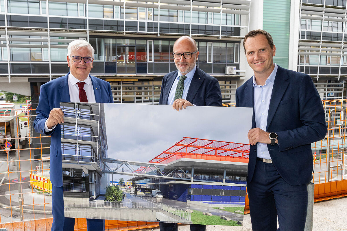 v.l.n.r. Mag. Marcus Wild (SPAR Immobilienvorstand), Mag. Christoph Andexlinger (SES-CEO und EUROPARK-Geschäftsführer) und Mag. (FH) Manuel Mayer (EUROPARK Center-Manager) vor dem geplanten Brückenübergang zwischen EUROPARK und SPAR-Hauptzentrale