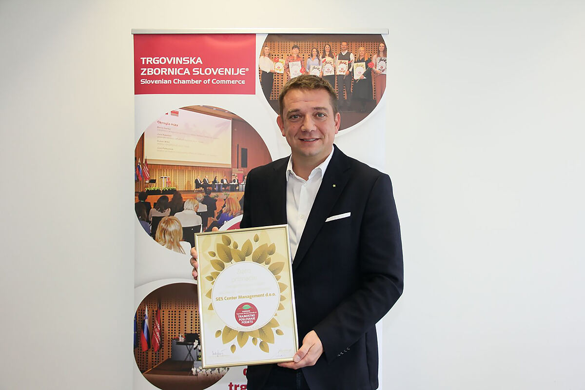 Toni Pugelj, Countrymanager SES Slowenien, freut sich über die Auszeichnung mit dem Goldpreis für nachhaltige Geschäftstätigkeit