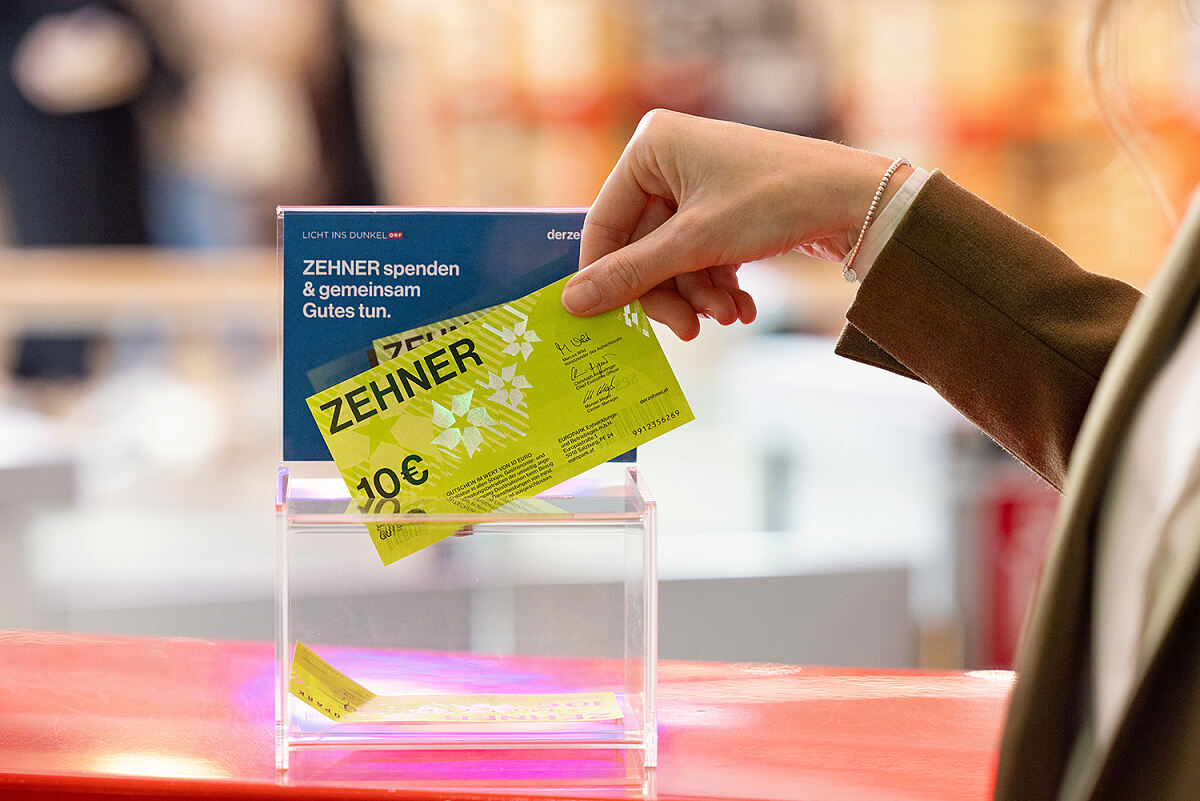 Effective immediately, customers at 13 SES shopping malls can donate ZEHNER gift vouchers to LICHT INS DUNKEL and drop them into the box provided.