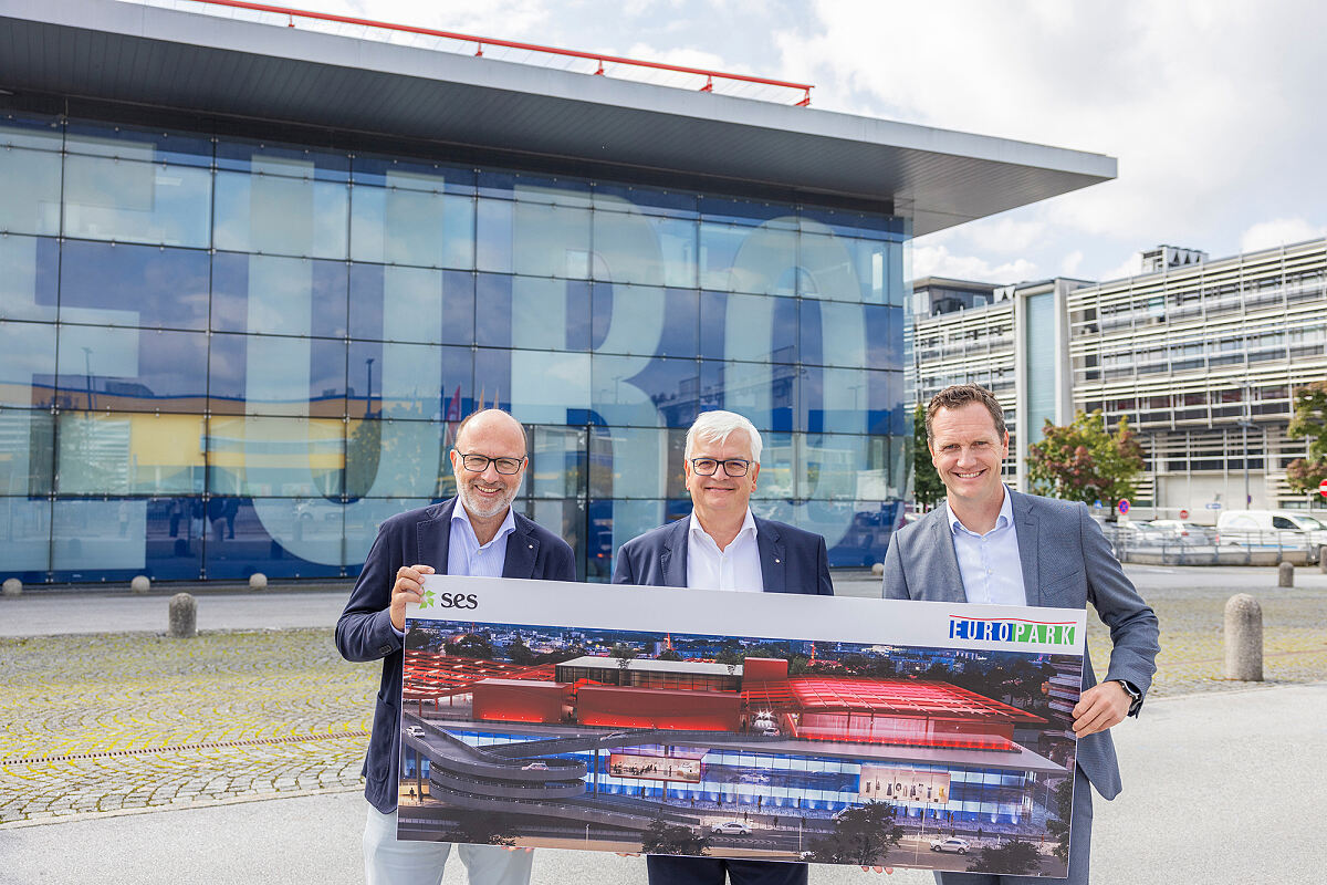 vlnr Mag. Christoph Andexlinger (SES CEO und EUROPARK Geschäftsführer), Mag. Marcus Wild (SPAR Immobilienvorstand), Mag. Manuel Mayer (EUROPARK Center-Manager) mit Kapa-TafelVisualisierung 